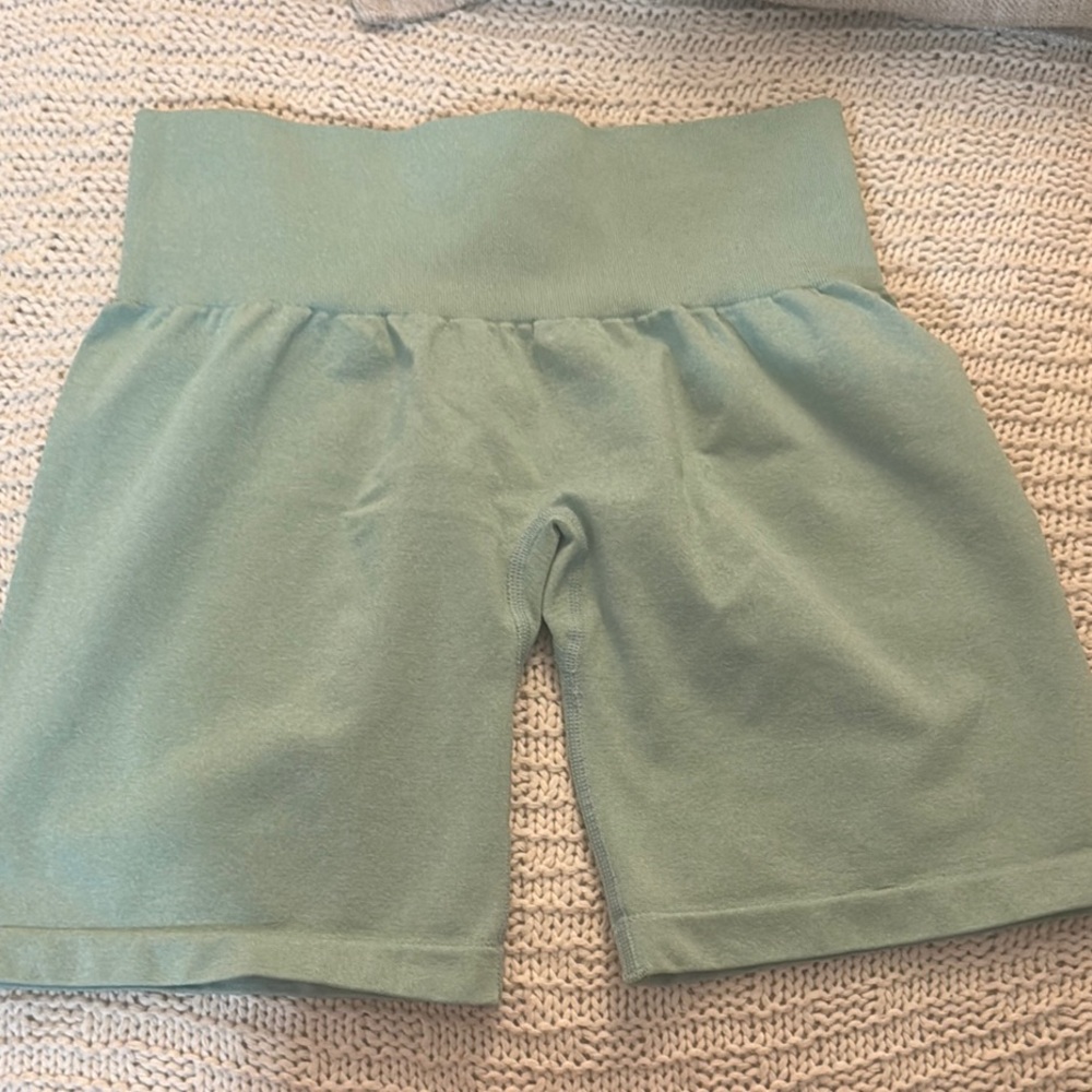 NVGTN Green Bike Shorts High-Waisted Athletic Wear - Picture 2 of 2